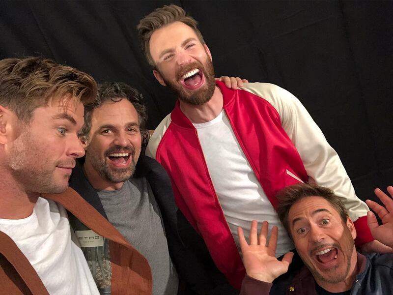 Dopo aver cantato Blondie e i Beatles, gli eroi di Avengers EndGame si divertono insieme posando per i loro fan 2