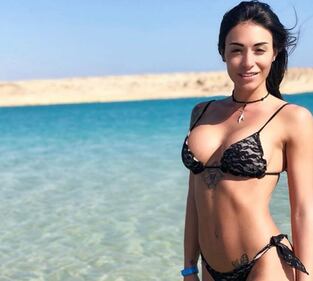Tatuaggi in mezzo al seno: ecco le vip che lo sfoggiano 4