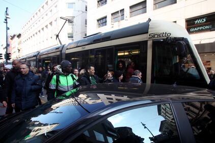Auto blocca tram, la gente la sposta con forza 9