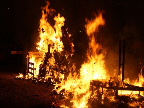 Pupazzo della Boldrini tra le fiamme alla festa: scatta l'inchiesta