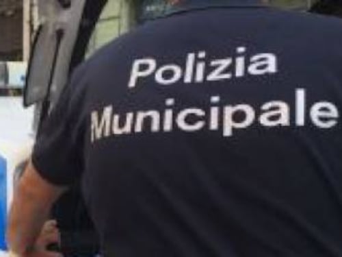 Inseguimento a Bari: col cellulare alla guida non si ferma all'alt