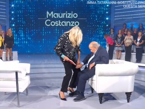 "Senti, metti una mano qua": simpatico siparietto tra Mara Venier e Maurizio Costanzo