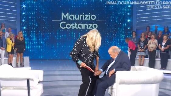 "Senti, metti una mano qua": simpatico siparietto tra Mara Venier e Maurizio Costanzo