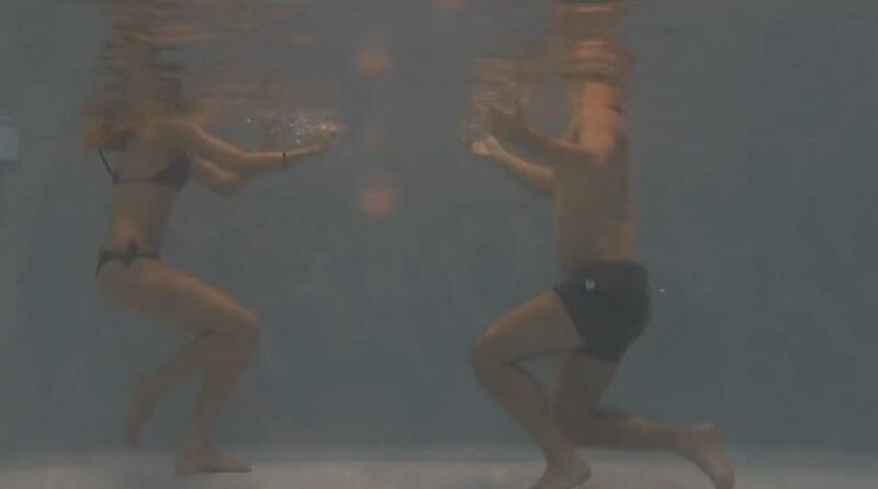Grande Fratello 14, baci e nudi bollenti nell'idromassaggio 13