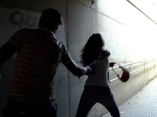 Tenta di stuprare due donne in un ascensore, una lo colpisce con un monitor: in manette 20enne straniero