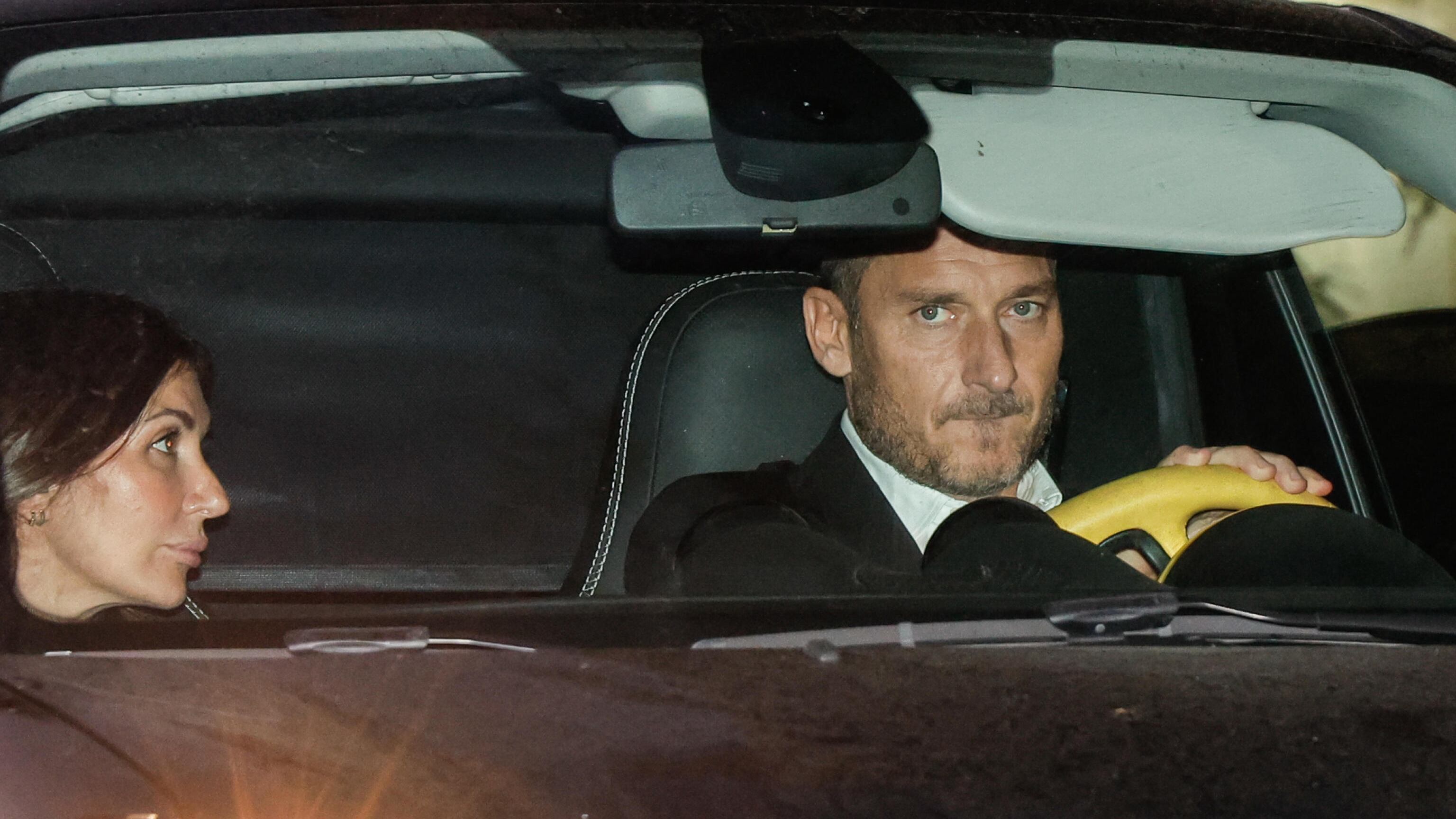 "Serio in viso, lei sorridente". Si mette male per Totti in tribunale?