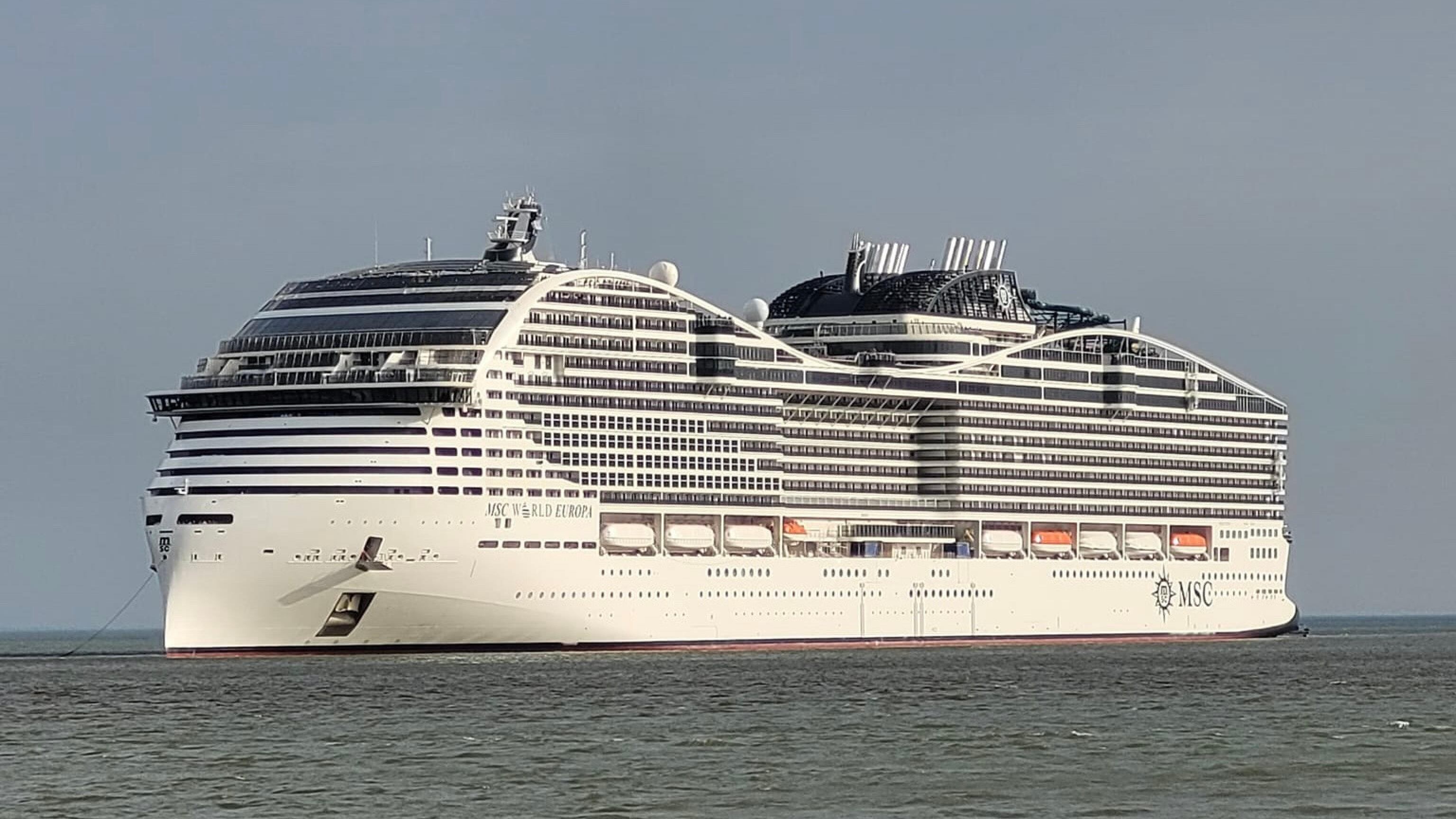 Avaria per una nave di Msc a largo di Ponza: 8mila persone a bordo. Guasto risolto: "Diretta a Napoli"