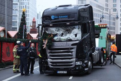 Berlino, il tir crivellato di colpi 10