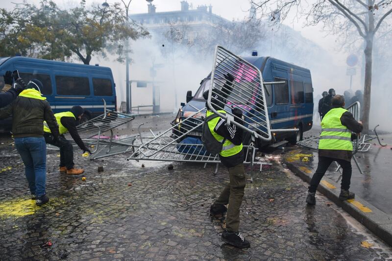 I gilet gialli assediano Parigi: ancora scontri con la polizia 2