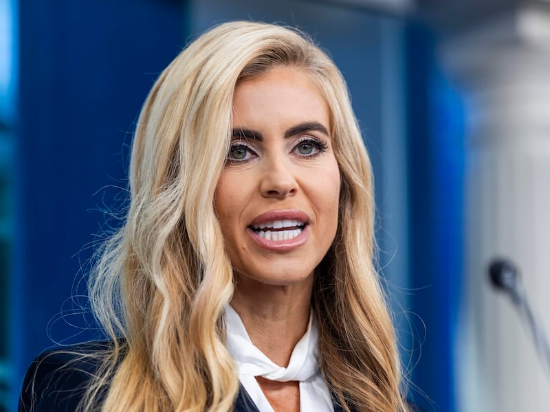 Trump silura la sua nuova portavoce dopo appena 5 giorni: il caso Katie Zacharia scuote la casa Bianca