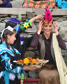 William e Kate indossano i copricapi tradizionali visitando il Chitral 6