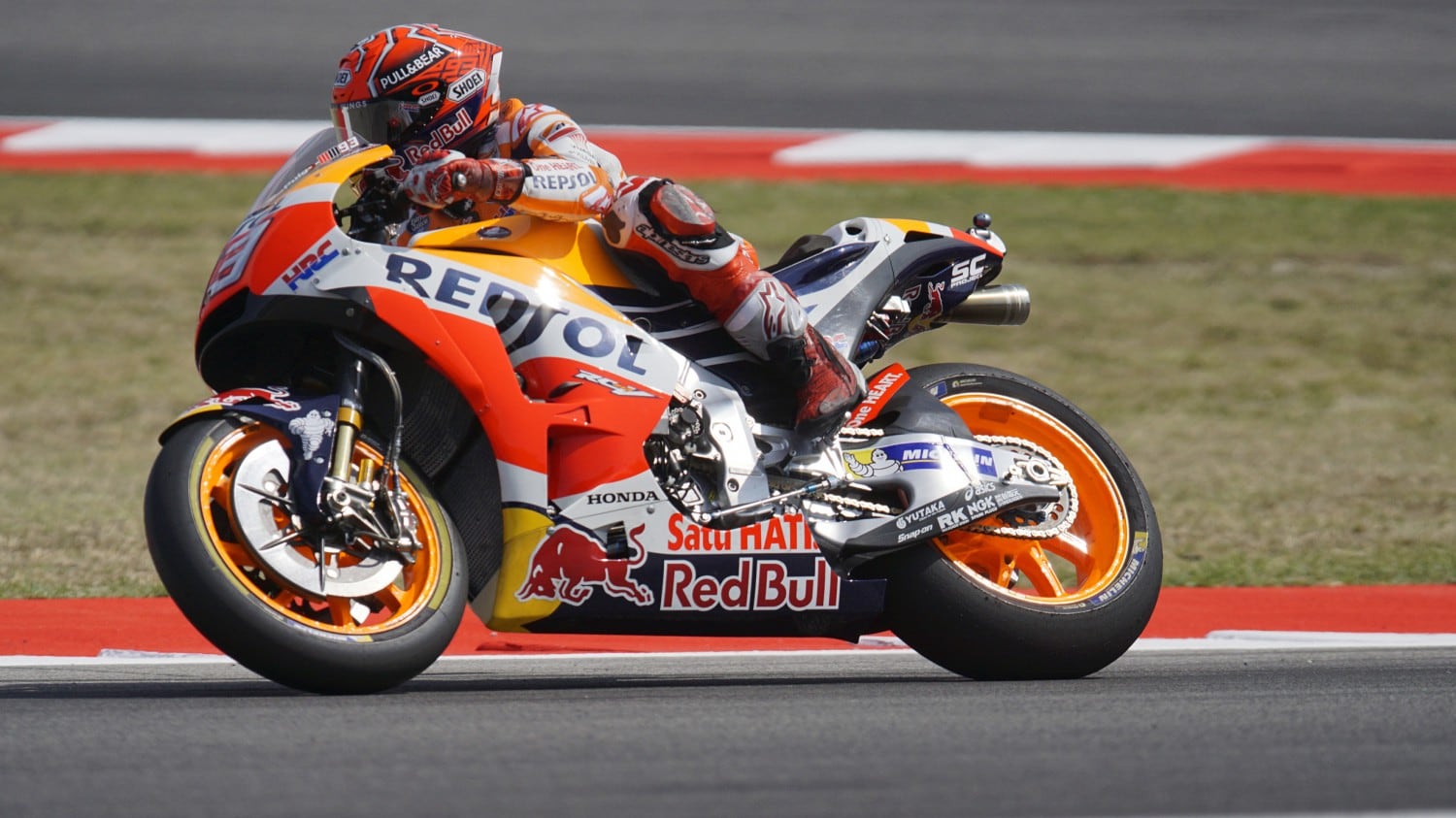 Motogp, Misano: Marquez fulmina Petrucci all'ultimo giro. Terzo Dovizioso