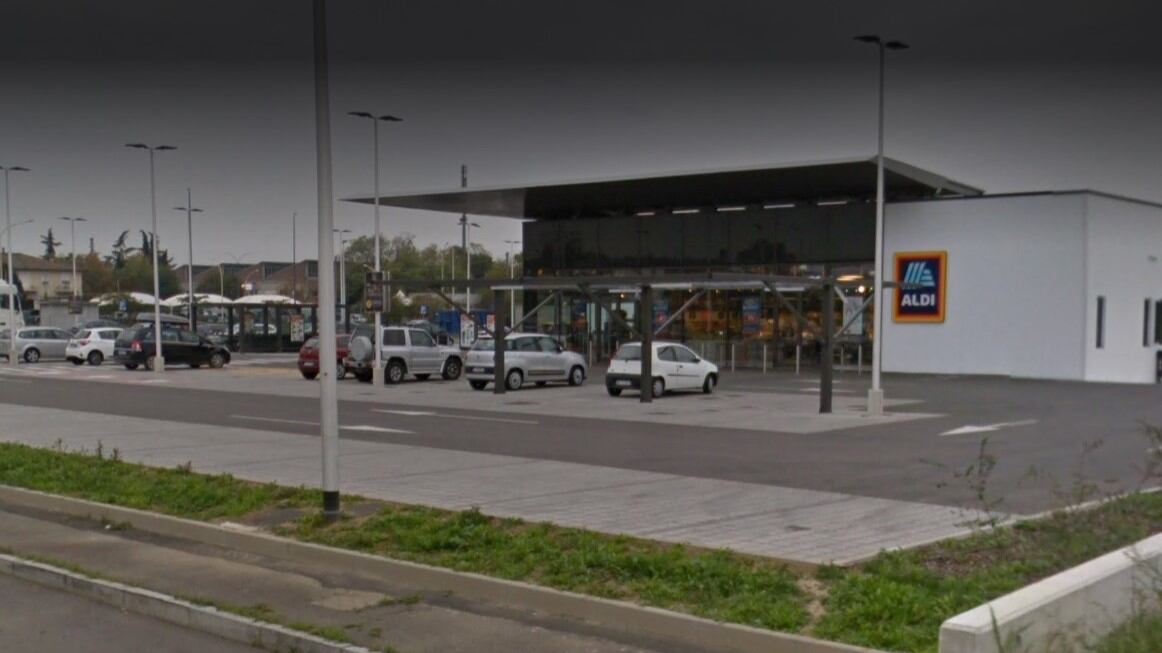 Piacenza, la follia al supermercato: trans ubriaco aggredisce agenti