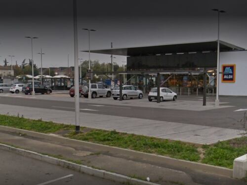 Piacenza, la follia al supermercato: trans ubriaco aggredisce agenti