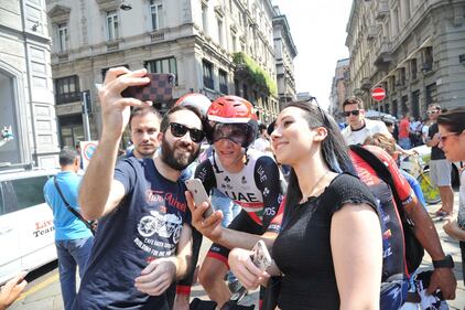 Ultima tappa del Giro d'Italia, i tifosi in attesa a Milano 12
