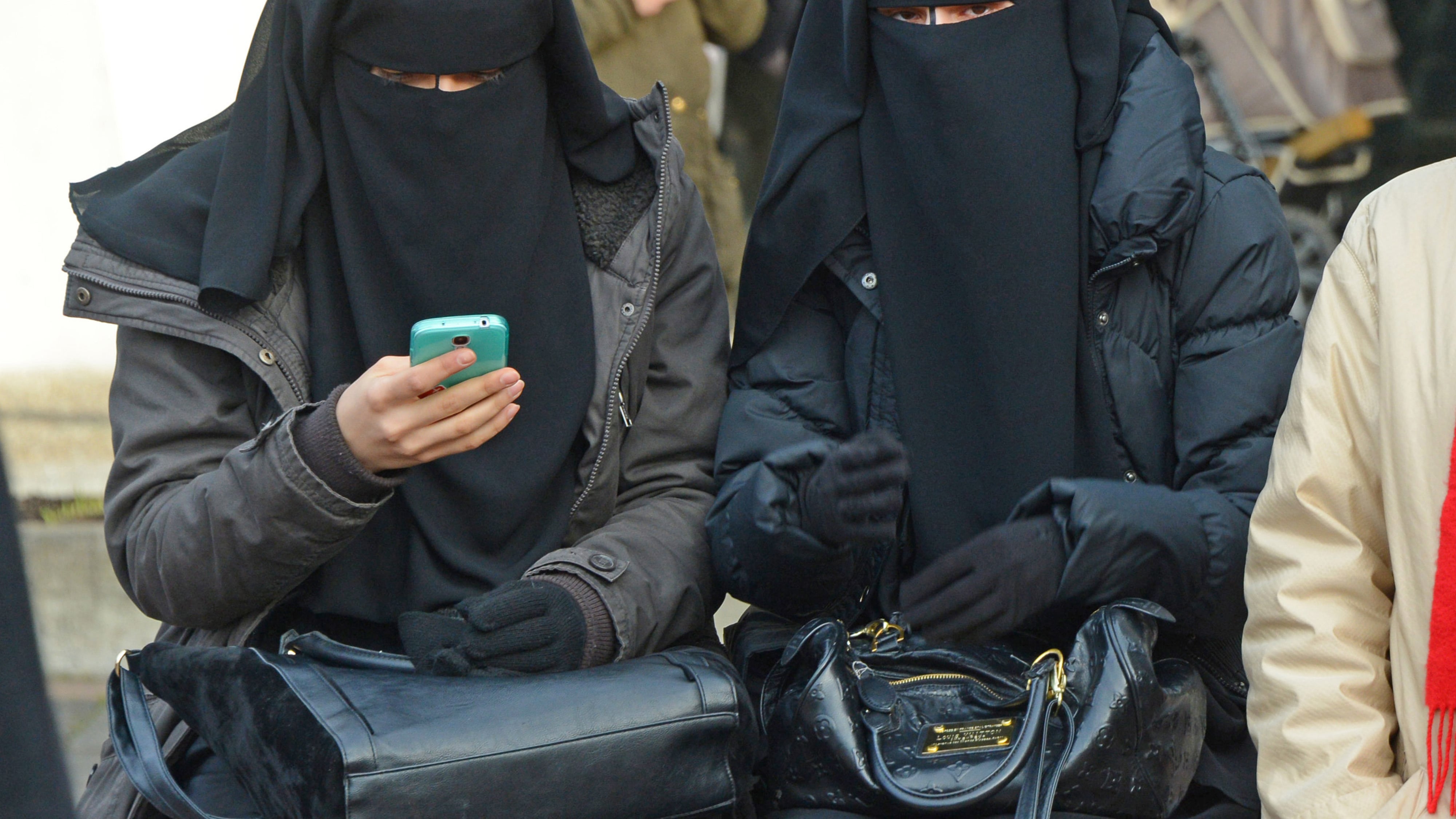 "La democrazia viene prima". Stop al velo islamico nelle scuole