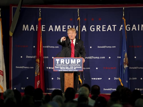 Ora fanno tutti i maestrini con Trump: "Semina odio come la Le Pen"