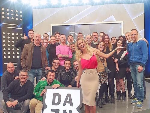 Diletta Leotta e lo scatto hot: prova a coprire la scollatura (senza riuscirci)