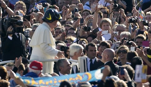 Il Papa indossa il casco da pompiere 1