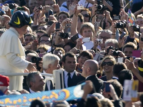 Il Papa indossa il casco da pompiere