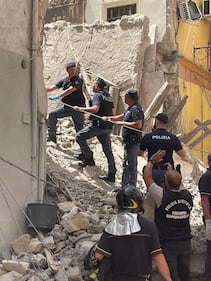 Crolla palazzina a Torre del Greco: le immagini dei soccorsi 3