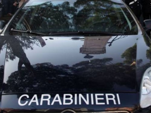 Immigrato vuole sgozzare i figli Poi assale i carabinieri: 5 feriti