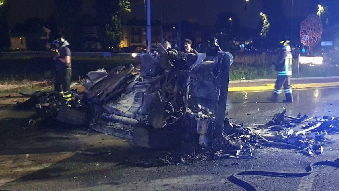La corsa, poi l'incidente e le fiamme: muore 22enne. Ipotesi: gara clandestina