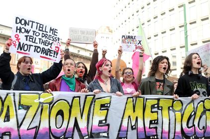 "Generazione meticcia e queer". A Milano sfila il corteo "transfemminista" 10