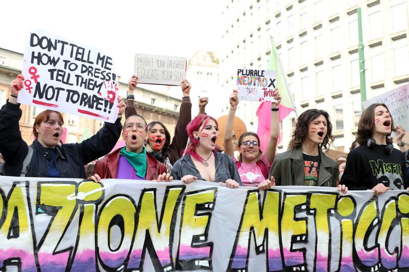 "Generazione meticcia e queer". A Milano sfila il corteo "transfemminista" 10