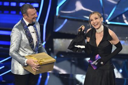 Sanremo 2024: ecco il look della quarta serata del Festival di conduttore, co-conduttrice e ospiti 3
