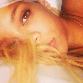 Rihanna mette in mostra il lato b e non solo 7