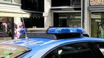 Difende una donna, pestato da ragazzini