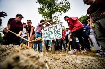Roma, gli studenti in piazza per il clima 13