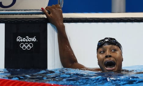 Simone Manuel fa la storia: prima afroamericana a vincere l'oro nel nuoto. Le lacrime di gioia 19