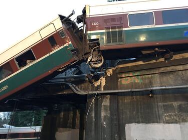 Seattle, treno deraglia e precipita sull'autostrada 7