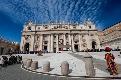 Papa Francesco torna tra i fedeli in piazza San Pietro 9
