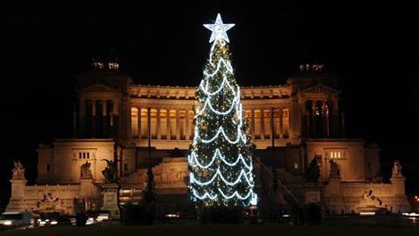 La Raggi fa addobbare il contestato albero di Natale