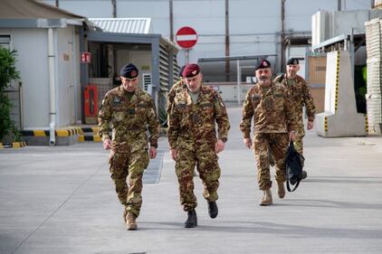 Generale Iannucci, il saluto ai contingenti nazionali in Kuwait e Iraq 3