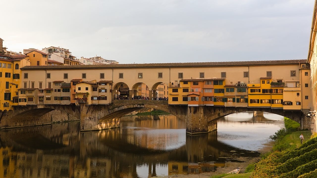 Altro sfregio ai monumenti italiani, turista scrive sul Ponte Vecchio: "Era il mio compleanno"