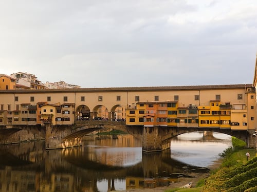 Altro sfregio ai monumenti italiani, turista scrive sul Ponte Vecchio: "Era il mio compleanno"