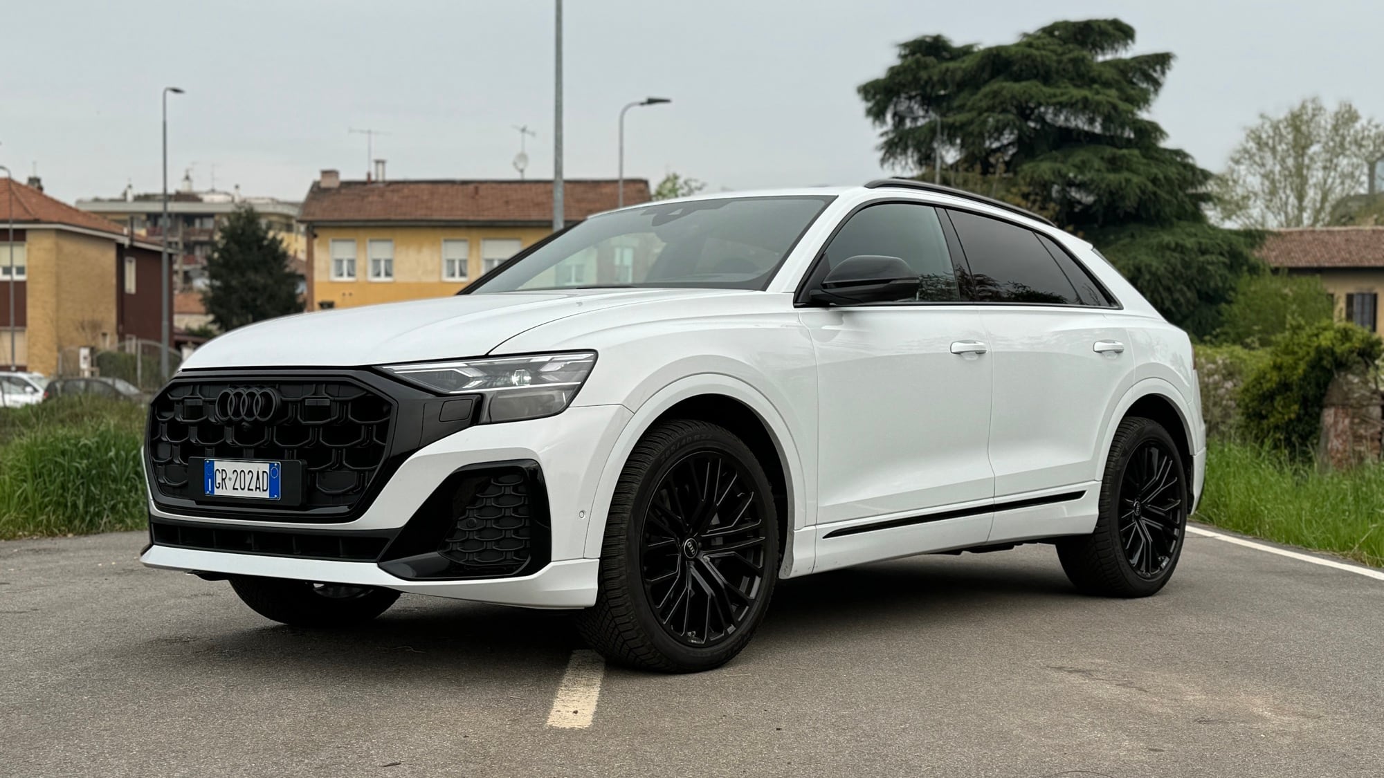 Audi Q8 2024: al volante del SUV-ammiraglia con il possente motore diesel V6