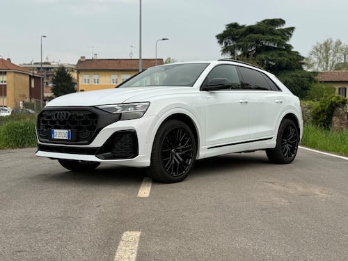Audi Q8 2024: al volante del SUV-ammiraglia con il possente motore diesel V6