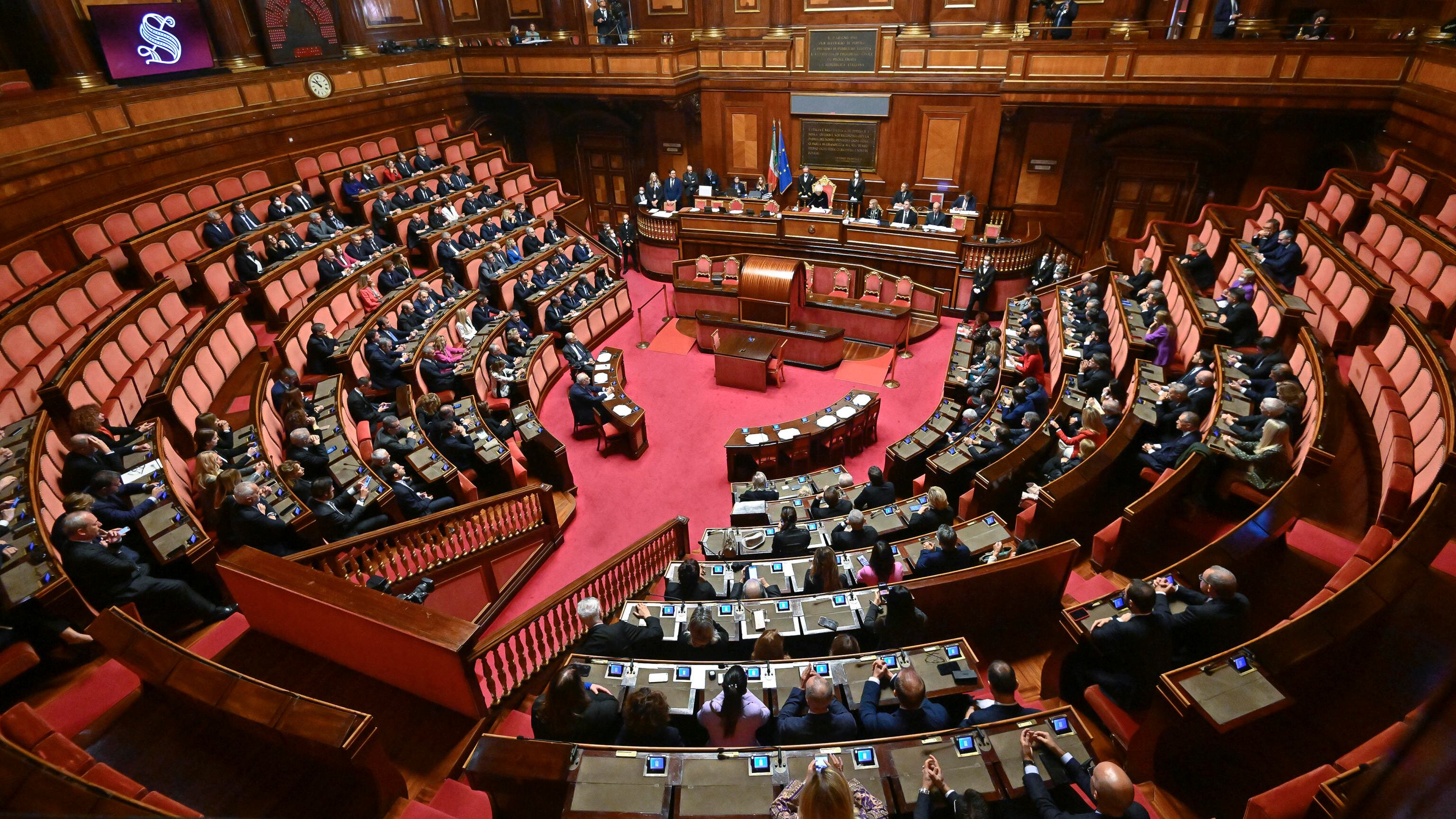 Strette di mano e pacche sulle spalle: è partita la 19esima legislatura