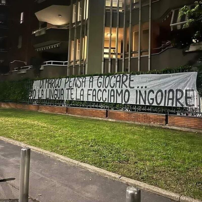 Foto striscione Dimarco Twitter