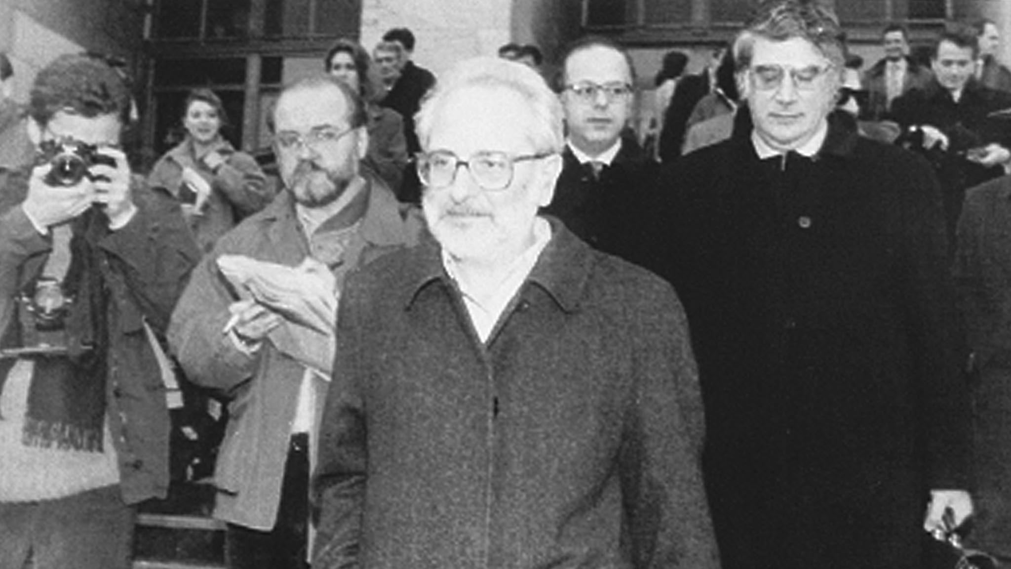 Morto Enzo Carra. Il suo arresto con le manette fu il simbolo di Tangentopoli