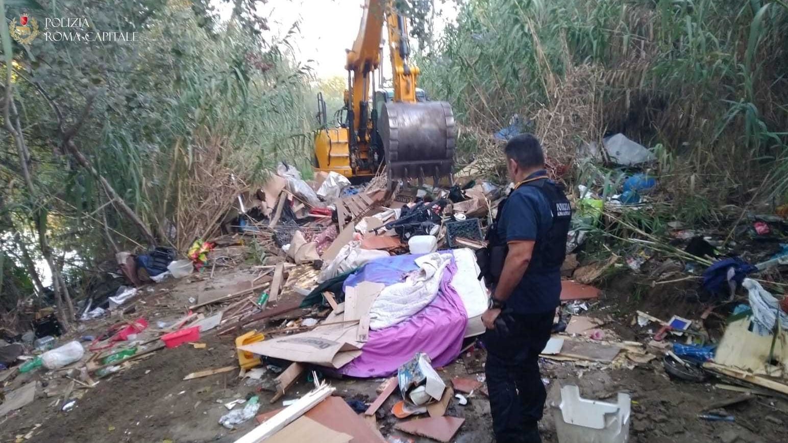 Rimossi insediamenti abusivi lungo il Tevere: due persone denunciate