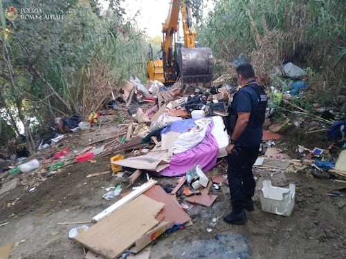 Rimossi insediamenti abusivi lungo il Tevere: due persone denunciate