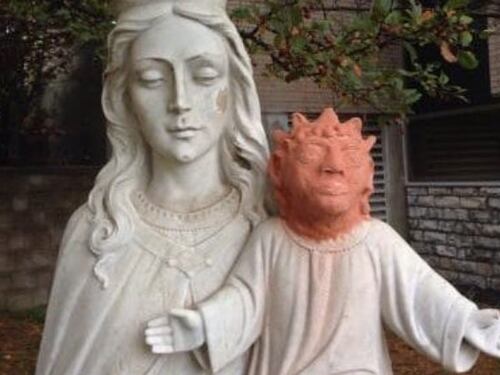La statua di Gesù vandalizzata ha ora una nuova testa temporanea