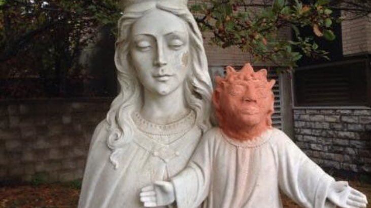 La statua di Gesù vandalizzata ha ora una nuova testa temporanea