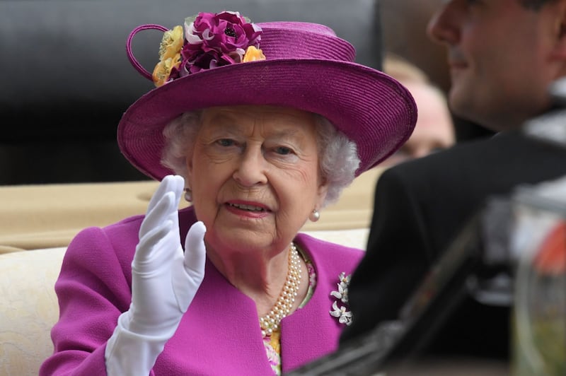 Kate Middleton ed Elisabetta II, stili a confronto 24